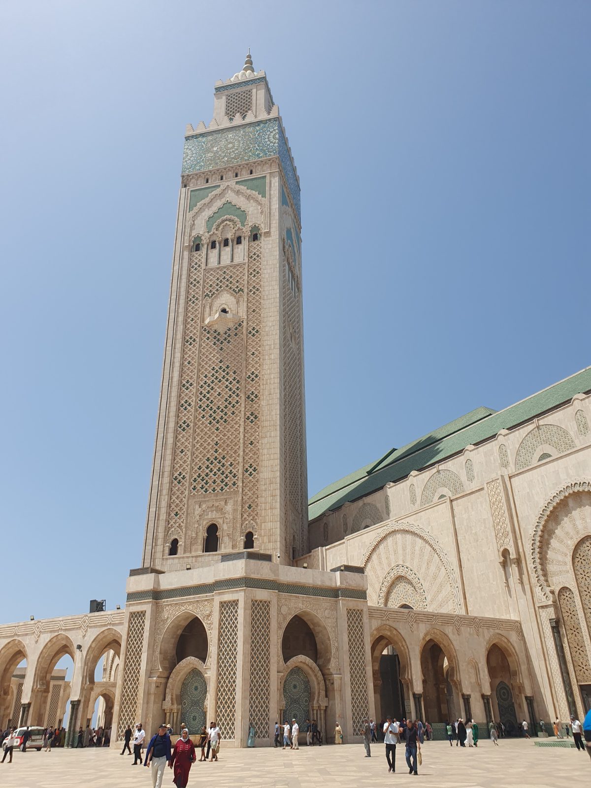 Minaret mešity Hassana II. proti obloze v Casablance