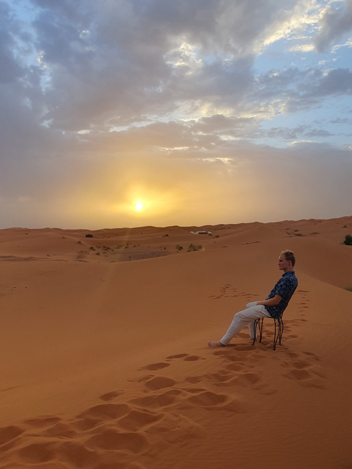 Duny Erg Chebbi s dlouhými stíny při západu slunce