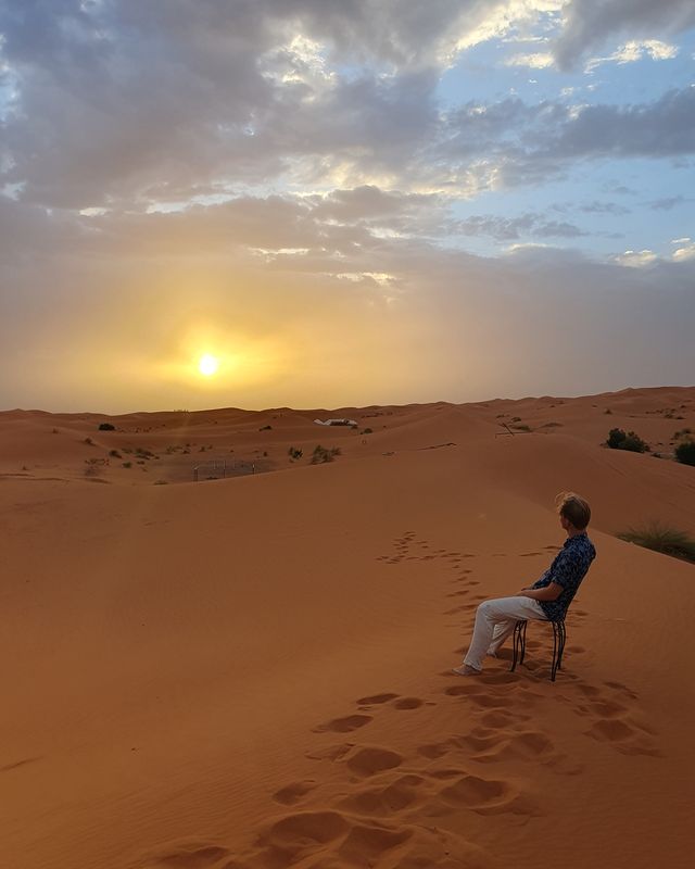 Zdeněk Tejkl na hřebeni duny Erg Chebbi při západu slunce