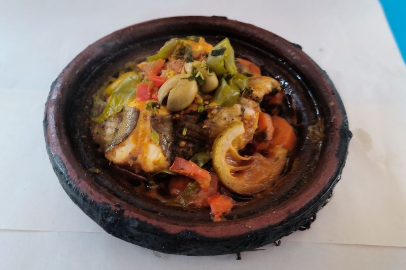 Rybí tajine se zeleninou a olivami na tržnici v Agadiru